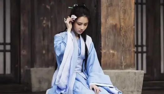 任嘉伦新剧《美人暮白首》将袭，饰演痴情少主，女主是她期待已久