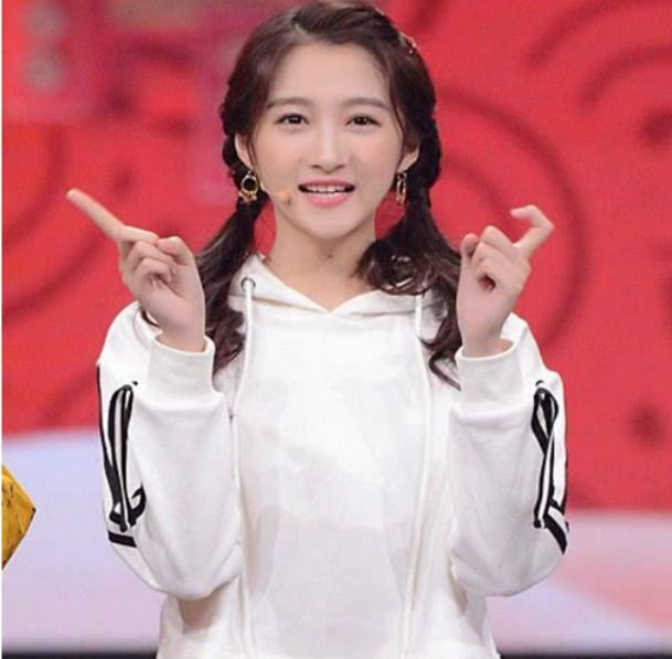 关晓彤的代言被粉丝要求其道歉，起因却是因为一个称呼